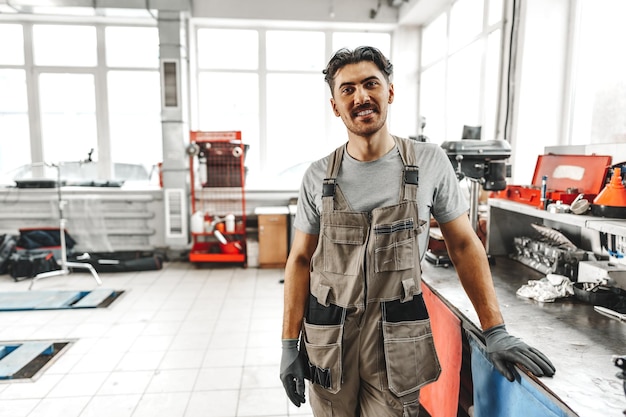 Portrait d'un mécanicien masculin dans un atelier de réparation automobile