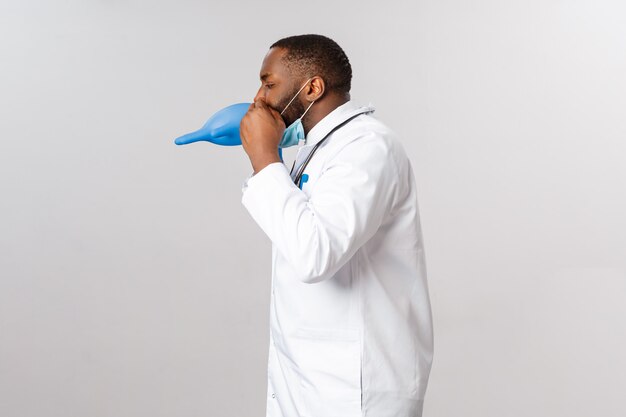 Portrait d'un médecin afro-américain ou d'un médecin en uniforme blanc.