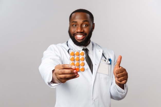 Portrait d'un médecin afro-américain ou d'un médecin en uniforme blanc.