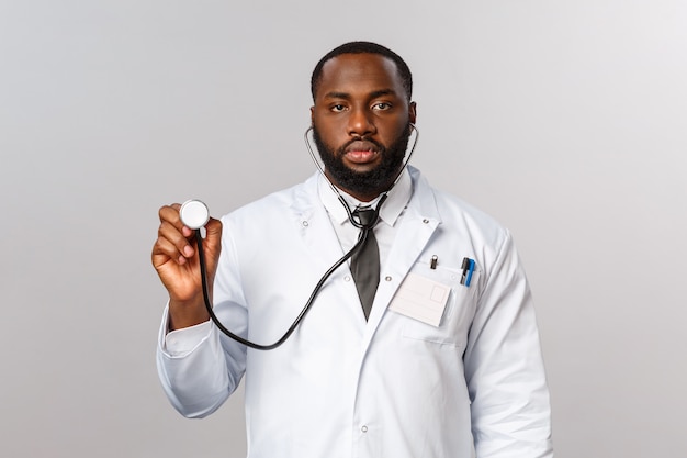 Portrait d'un médecin afro-américain ou d'un médecin en uniforme blanc.