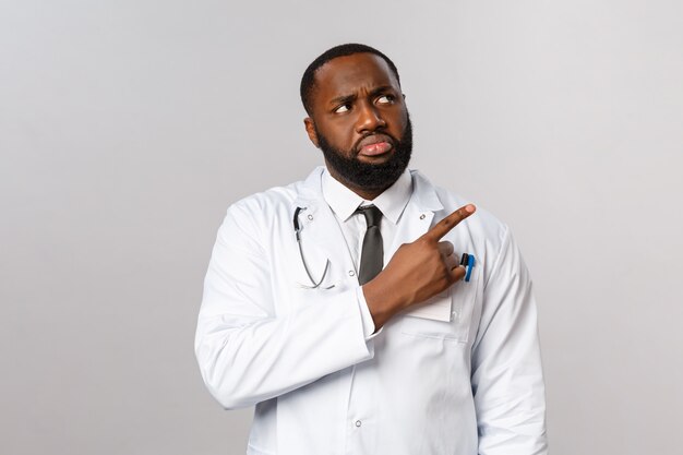 Portrait d'un médecin afro-américain ou d'un médecin en uniforme blanc.