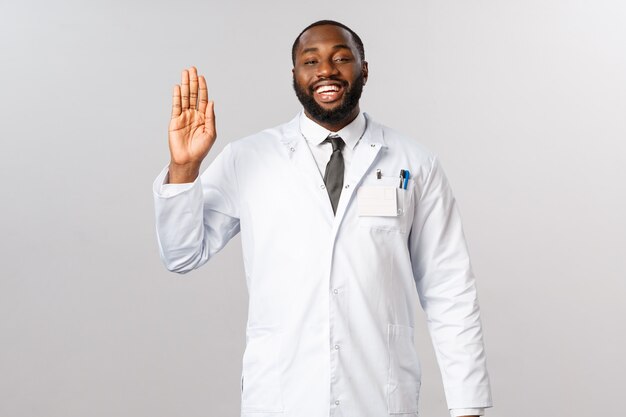 Portrait médecin afro-américain en uniforme blanc.