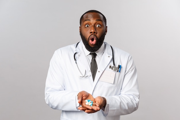 Portrait médecin afro-américain en uniforme blanc.