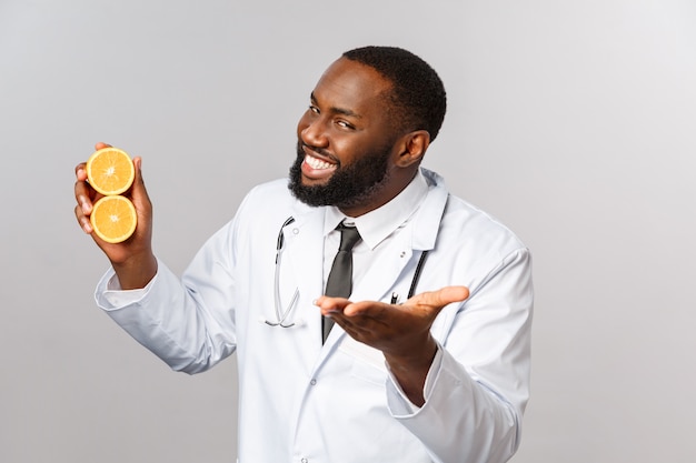 Portrait médecin afro-américain en uniforme blanc.