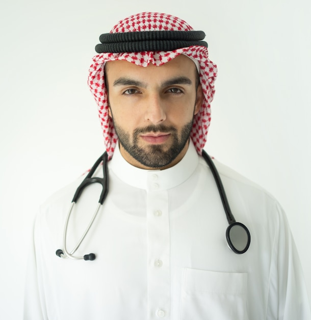 Portrait de médecin arabe attrayant