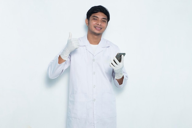 Portrait de médecin asiatique à l'aide de téléphone mobile isolé sur fond blanc