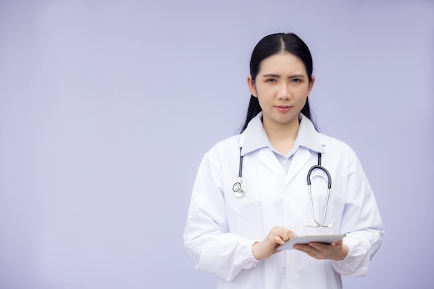 Portrait d'un médecin asiatique debout dans une clinique à l'intérieur