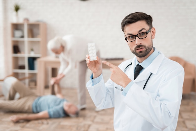 Portrait de médecin confiant avec blister de pilules.