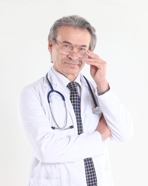 Portrait d'un médecin confiant avec stéthoscope isolé sur fond blanc