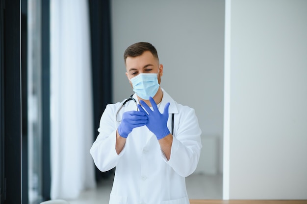 Portrait d'un médecin dans un masque