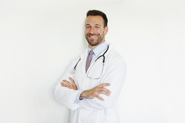 Portrait de médecin généraliste professionnel d'un homme joyeux posant avec les bras croisés et