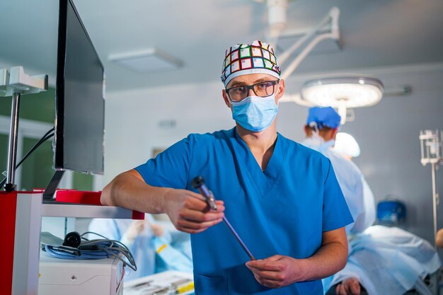 Portrait de médecin en gommages Arrière-plan avec cabinet médical Médecin en masque médical et gommages Gros plan