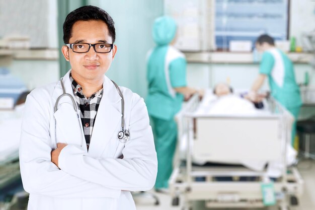 Photo portrait d'un médecin à l'hôpital