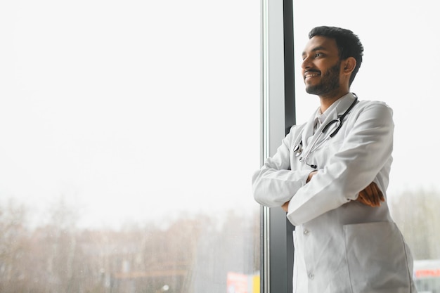 Portrait d'un médecin indien asiatique confiant debout dans le bâtiment de l'hôpital