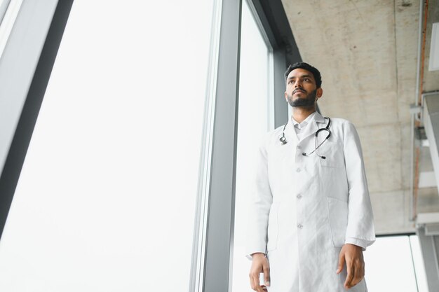 Portrait d'un médecin indien asiatique confiant debout dans le bâtiment de l'hôpital