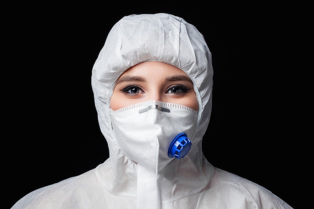 Portrait médecin infirmière et soldat dans une combinaison de protection et masque respiratoire pandémie covid19