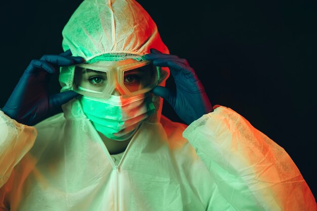 Portrait d'un médecin à lunettes, gants et masque