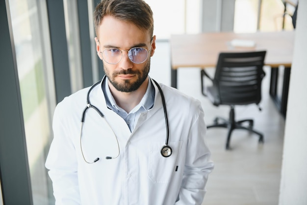 Portrait d'un médecin mature