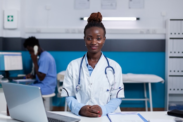 Portrait d'un médecin d'origine africaine regardant la caméra