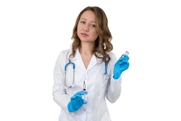 Portrait d'un médecin en peignoir avec un stéthoscope La jeune fille tient une seringue médicale dans ses mains