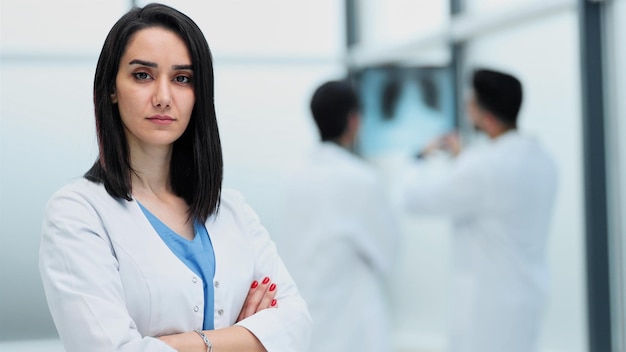 Portrait d'un médecin pensif dans un couloir d'hôpital