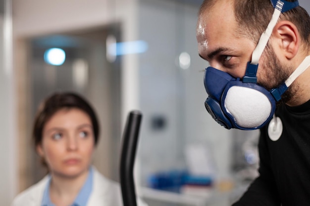 Portrait d'une médecin portant un masque de protection