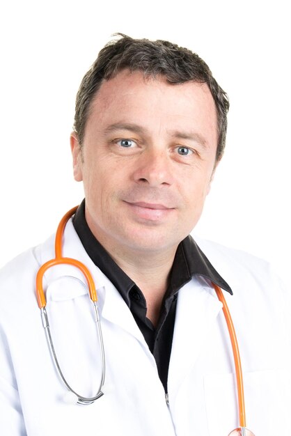 Portrait d'un médecin posant sur fond blanc