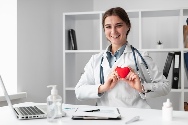 Photo portrait de médecin posant à l'hôpital