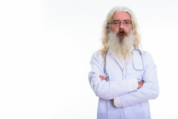 Portrait d'un médecin senior homme barbu portant des lunettes