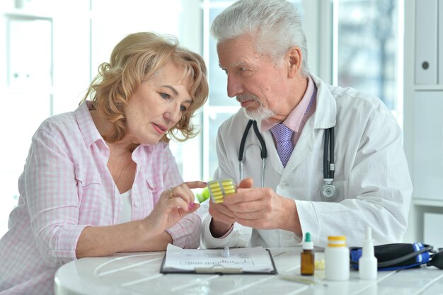 Portrait d'un médecin senior avec un patient âgé