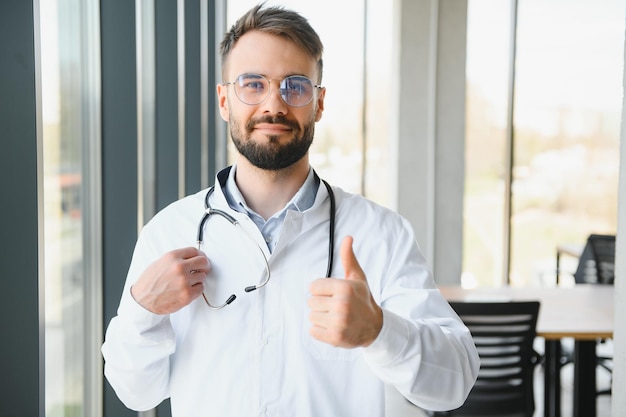 Portrait de médecin de sexe masculin heureux à l'hôpital