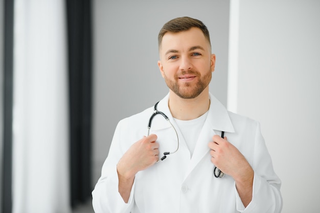 Portrait de médecin de sexe masculin jeune et confiant Concept de carrière de médecin réussi