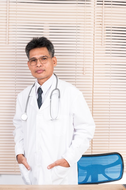 Photo portrait de médecin de sexe masculin avec surface isolée