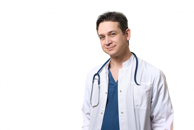 Portrait de médecin de sexe masculin