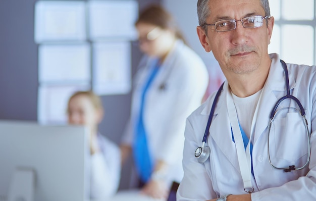 Portrait d'un médecin souriant dans son bureau lumineux