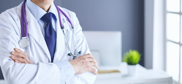 Portrait d'un médecin souriant dans son bureau lumineux