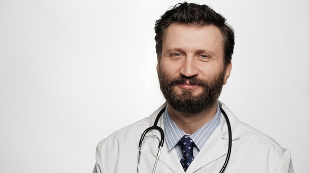 Portrait de médecin souriant sur fond blanc