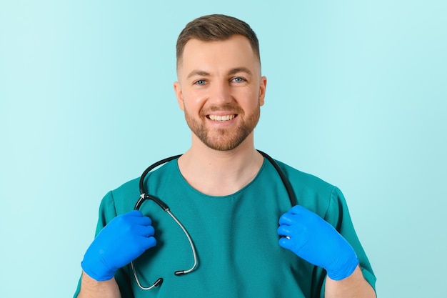 Portrait d'un médecin souriant sur fond bleu. Concept de soins de santé.