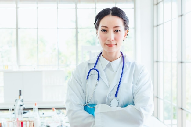 Portrait d'une médecin souriante debout à l'hôpital