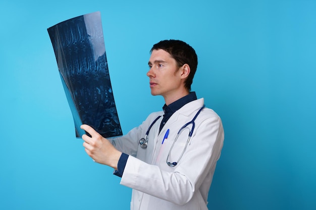 Portrait d'un médecin avec un stéthoscope sur le cou et une radiographie à la main