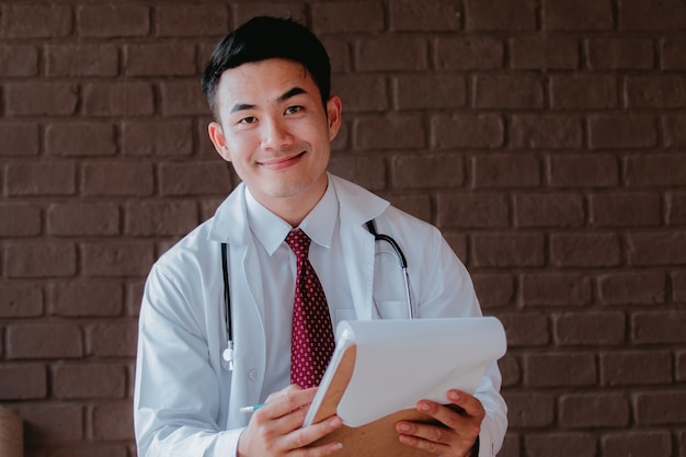 Portrait de médecin avec un stéthoscope dans les mains