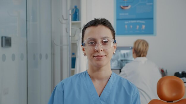 Photo portrait d'une médecin tenant des prothèses dentaires