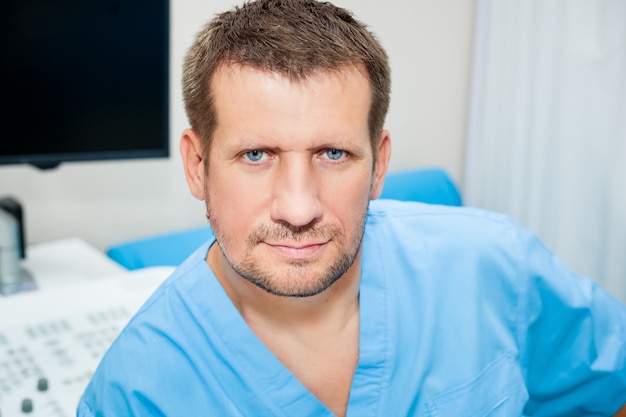 Portrait d'un médecin en uniforme bleu