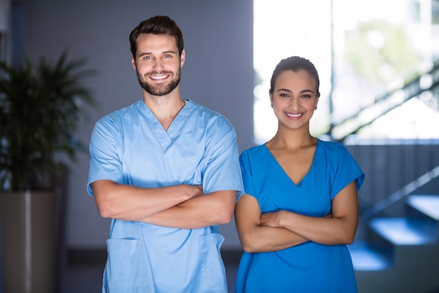 Portrait, médecins, debout, bras, traversé