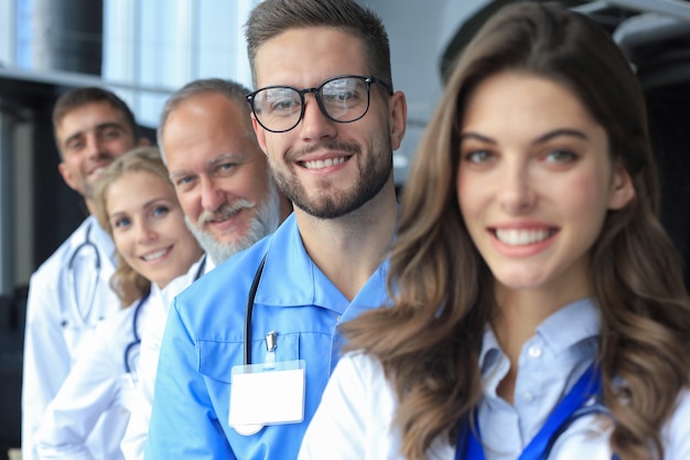 Portrait de médecins debout dans une rangée à l'hôpital.