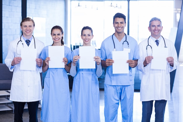 Portrait De Médecins Montrant Des Rapports Médicaux à L'hôpital