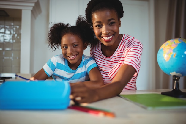 Portrait, mère, aider, fille, devoirs