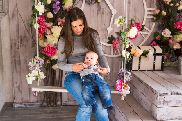 Portrait d'une mère aimante heureuse et de son petit garçon à l'intérieur