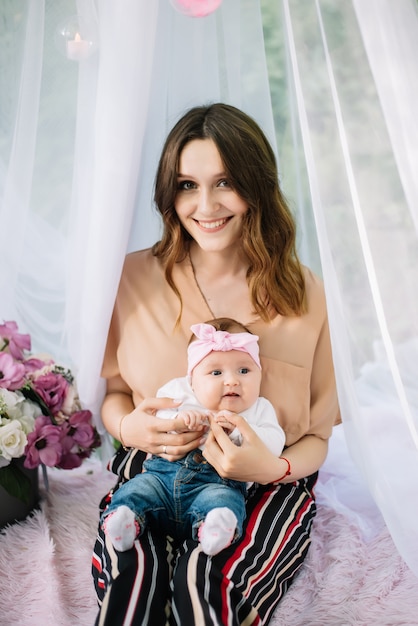 Portrait de mère et bébé jouant et souriant