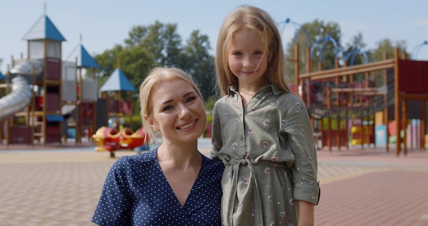 Portrait d'une mère caucasienne et d'une petite fille s'amusant ensemble à l'aire de jeux